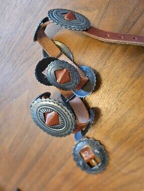 Vintage 3/4" Brown Leather Belt With Nickel Silver Weatern Conchos 28" To 31"